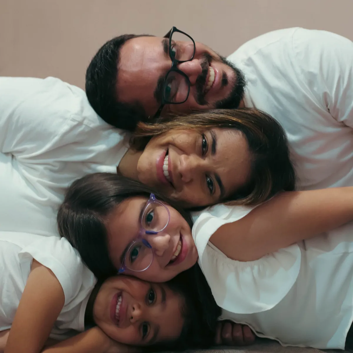 Familia latina sonriendo junta
